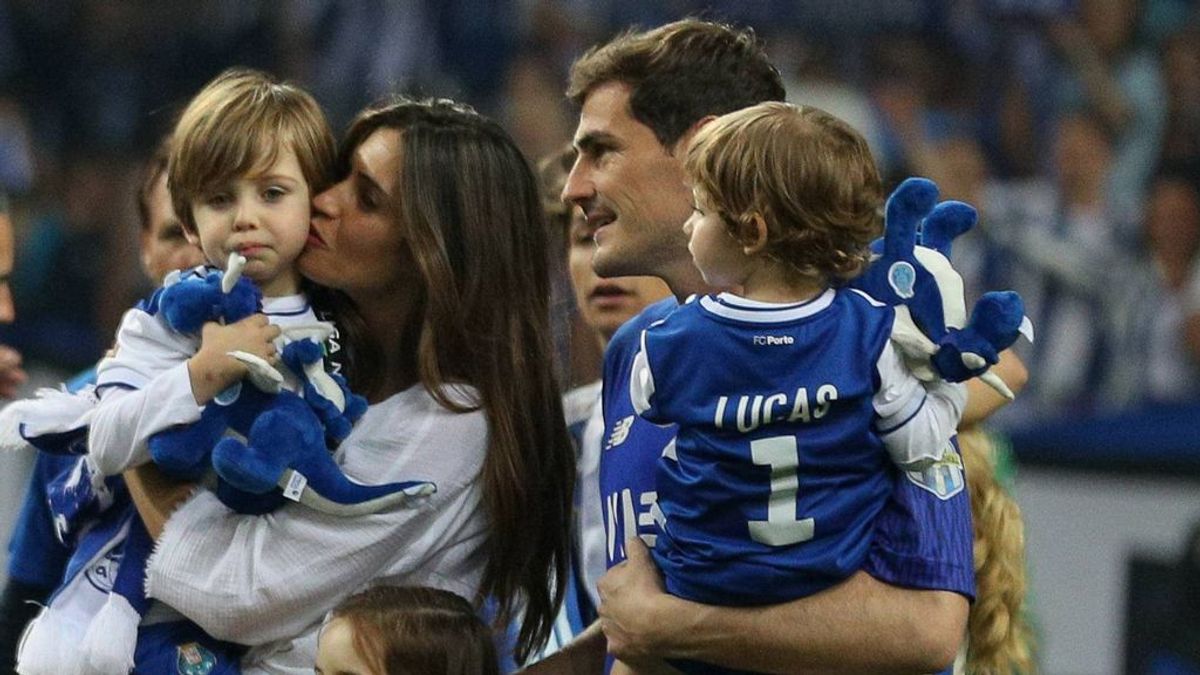 Iker Casillas y Sara Carbonero seguirán en Portugal: el portero renueva por el Oporto Iker Casillas y Sara Carbonero seguirán en Portugal: el portero renueva por el Oporto