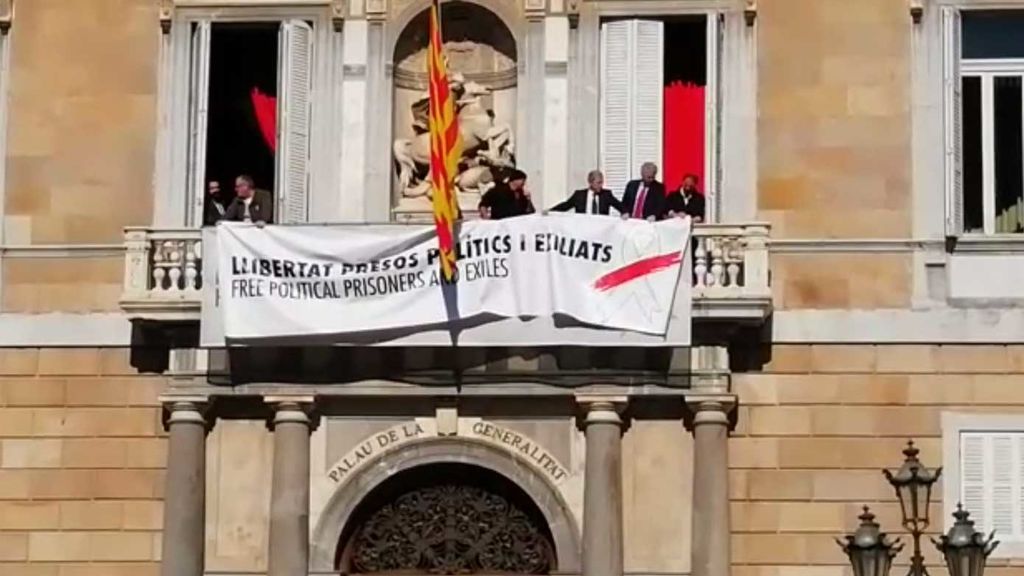 El lazo amarillo del Palau de la Generalitat, ahora es blanco