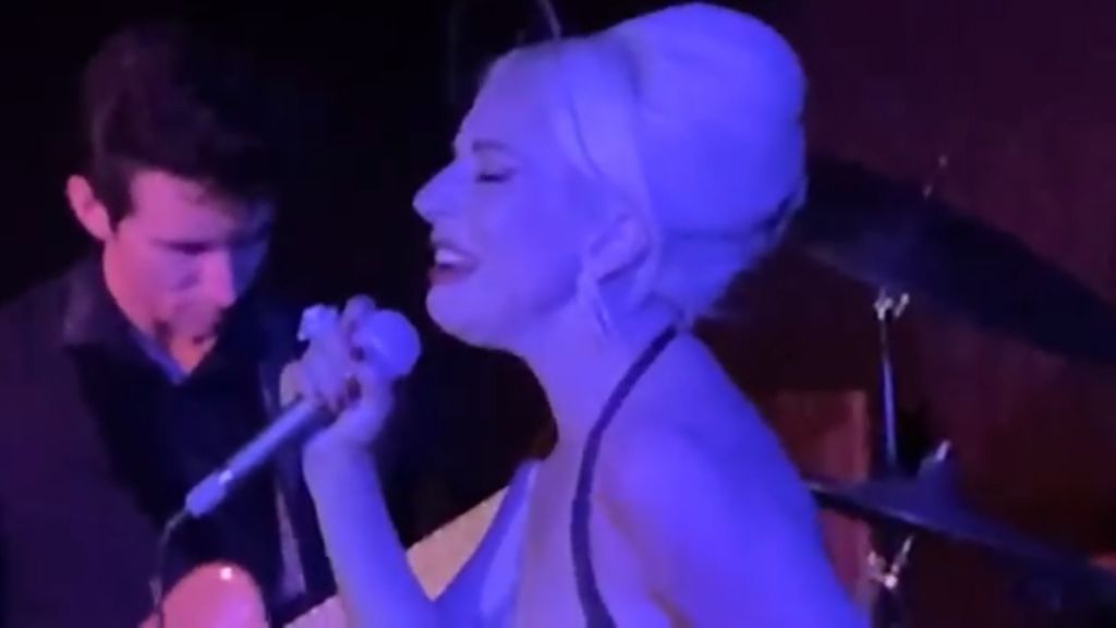 Lady Gaga canta por sorpresa en un club de Hollywood