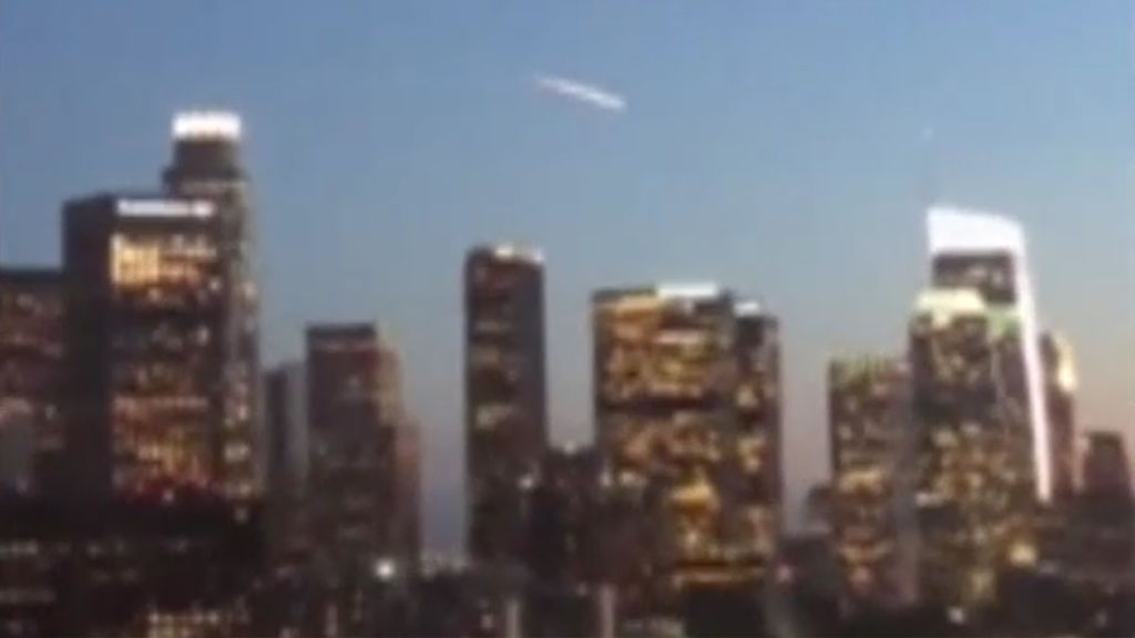 Un enigmático haz de luz en el cielo de Los Ángeles desata una ola especulaciones sobre su origen