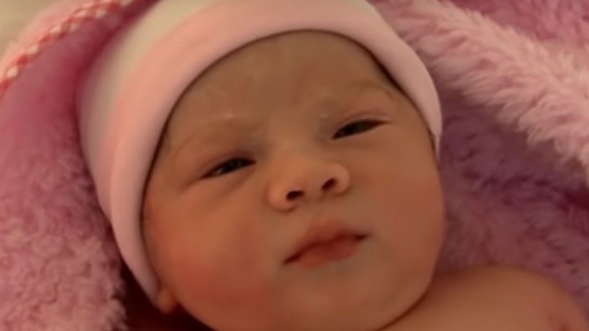 Una bebé nace 'embarazada' de su propio gemelo