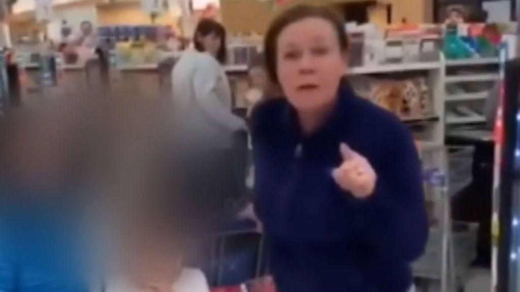 Efecto Trump en EEUU:  Una mujer blanca insulta y escupe a una pareja de afroamericanos en un supermercado