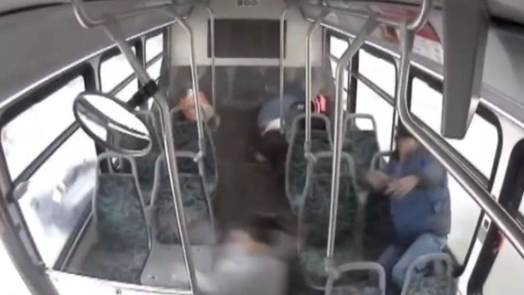 Una cámara de seguridad graba cómo un autobús se salta un cruce y un coche impacta brutalmente contra él