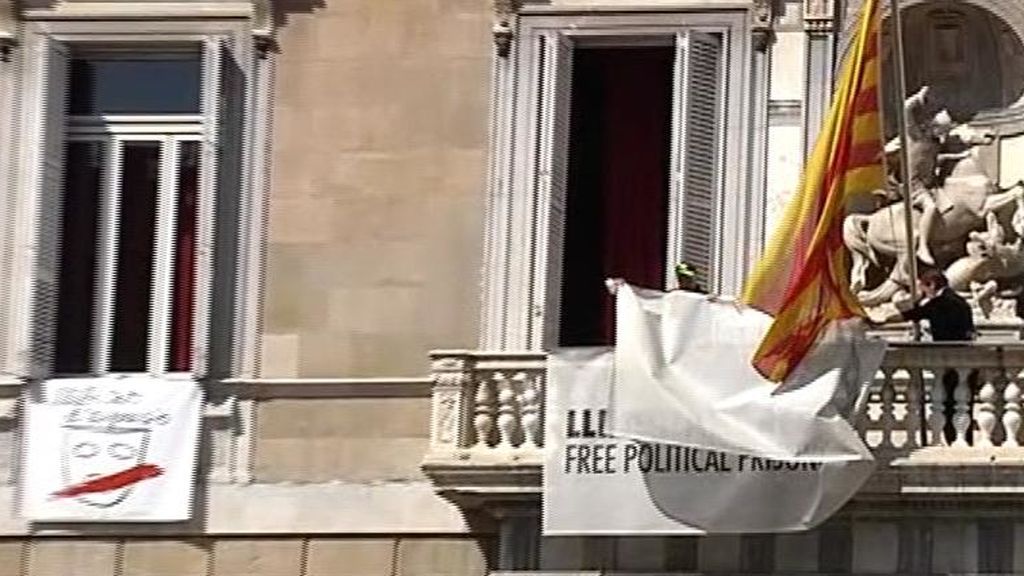 Torra cede y los funcionarios retiran los símbolos considerados no neutrales de los edificios de la Generalitat