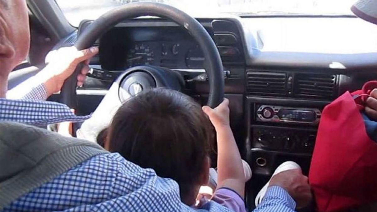 Detienen a  un conductor por llevar a  un niño de dos años sobre su regazo mientras la  madre lo grababa