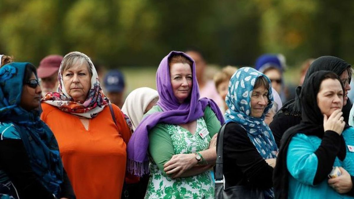 Mujeres neozelandesas se cubren la cabeza con pañuelos en solidaridad con las víctimas musulmanas del atentado