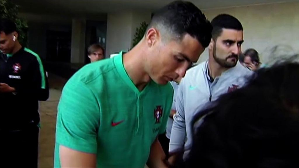 Cristiano, a un fan cuando va a firmar una camiseta del Madrid: “¿No tienes la de la Juventus, aún?”