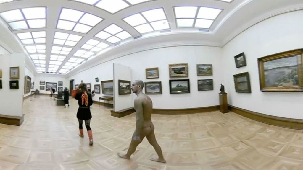 Un hombre desnudo pasea por un museo de Moscú como parte de una 'performance'