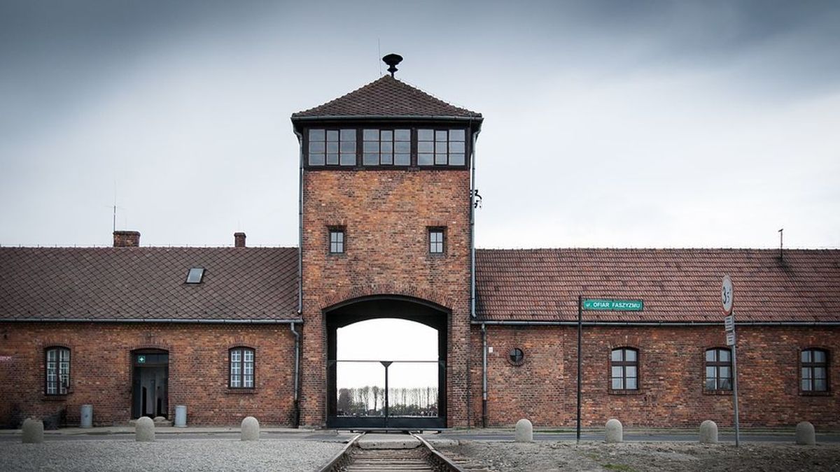El Museo de Auschwitz pide 'respeto' al fotografiarse en el lugar donde "asesinaron a un millón de personas"
