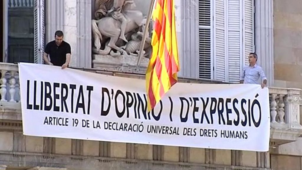 Torra cuelga otra pancarta en la fachada de la Generalitat por la "libertad de opinión y expresión"