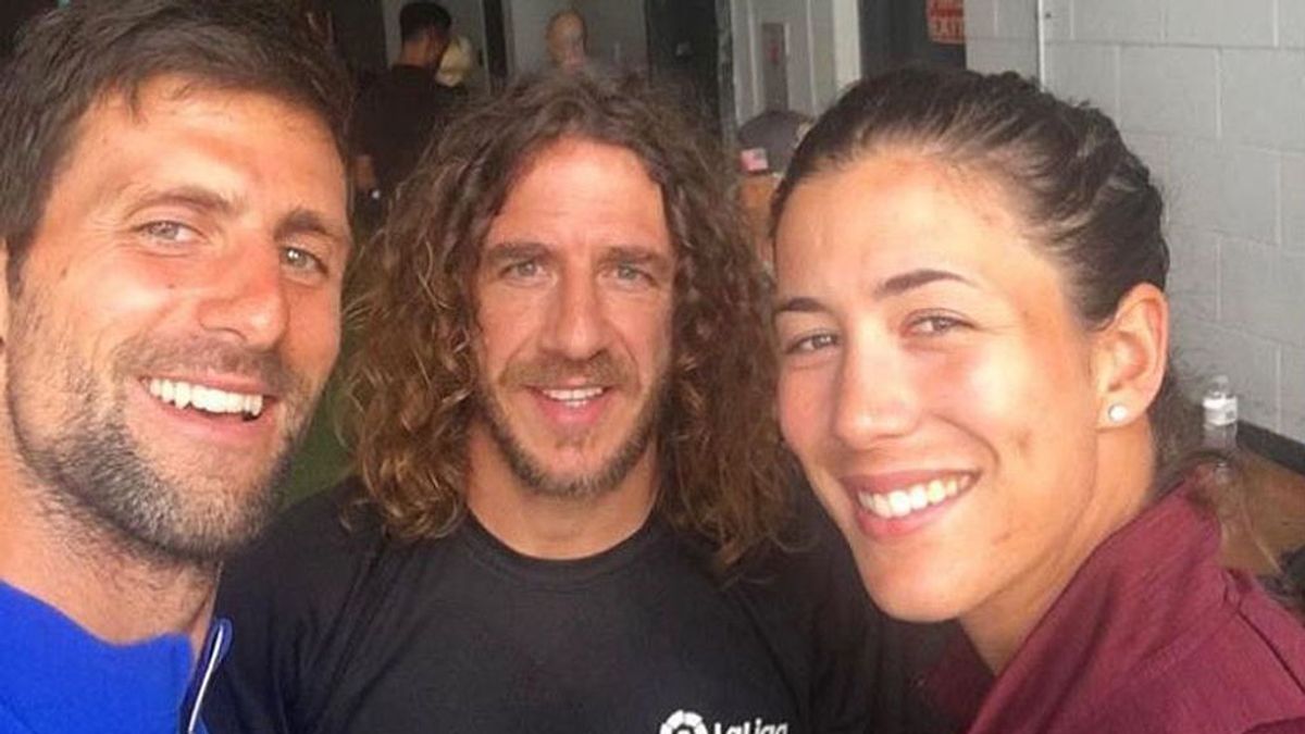 Novak Djokovic se hace pasar por español acompañado de Puyol y Muguruza Novak Djokovic se hace pasar por español acompañado de Puyol y Muguruza