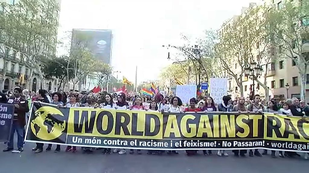 Multitudinaria protesta contra VOX y sus políticas en Barcelona