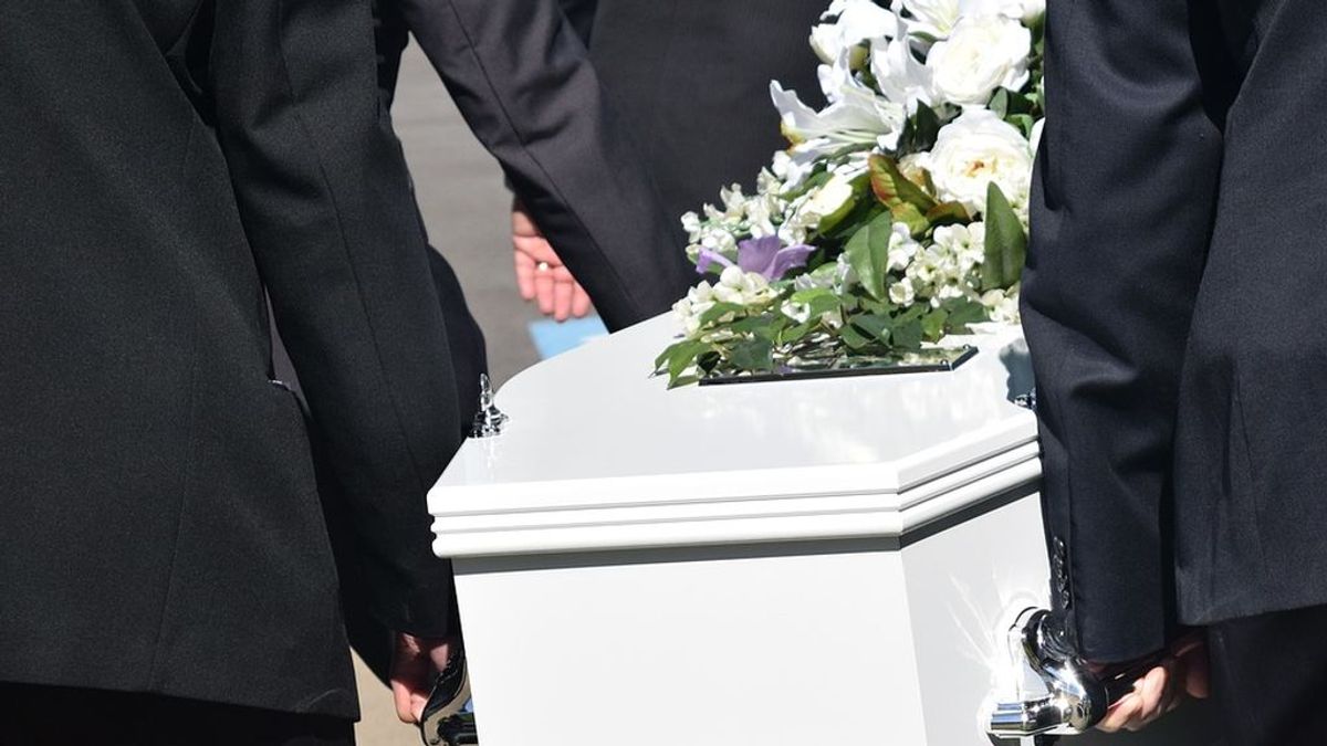Una familia multada por exceder en 14 segundos el funeral de su padre