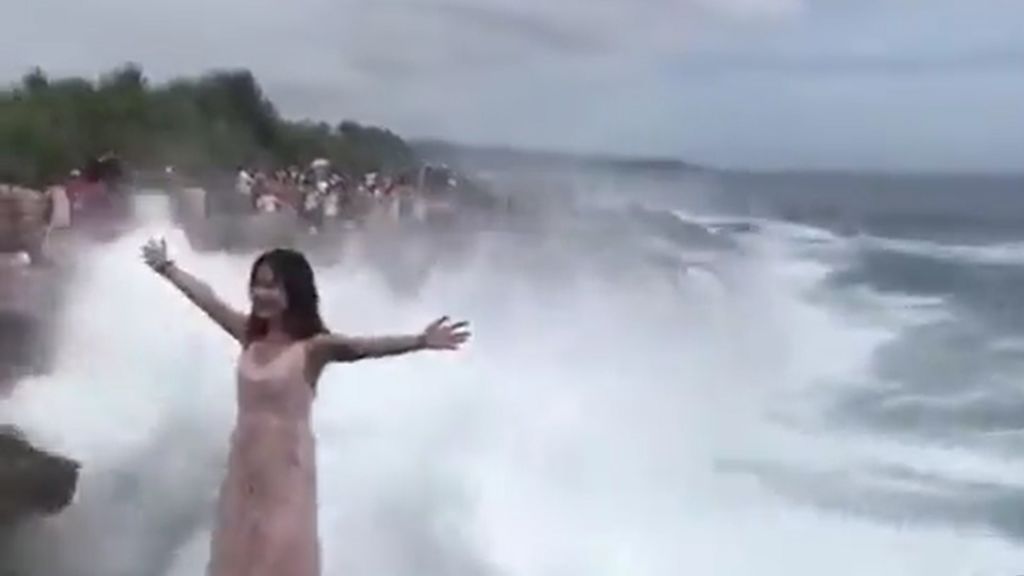 A punto de morir una turista que fue arrastrada en Bali por la marea mientras posaba para un selfi