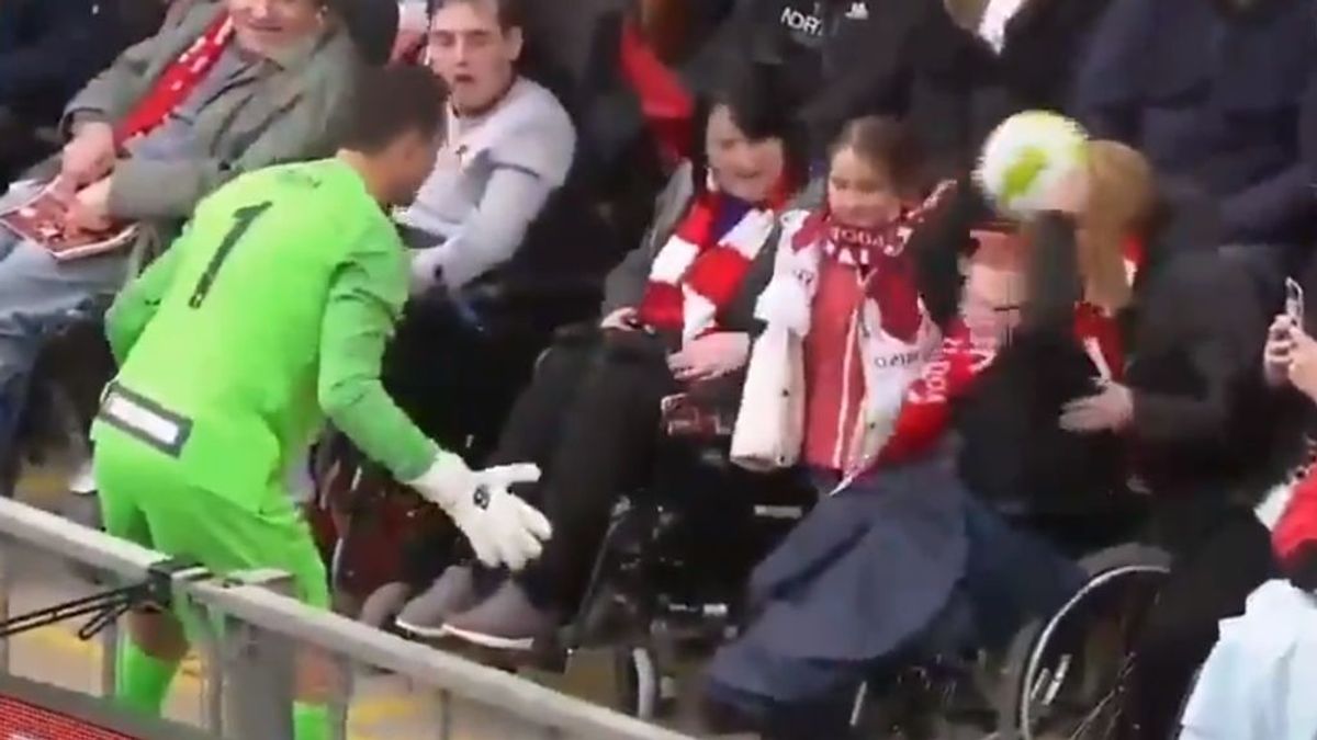 El gran gesto de Dudek con un aficionado en silla de ruedas del Liverpool El gran gesto de Dudek con un aficionado en silla de ruedas del Liverpool