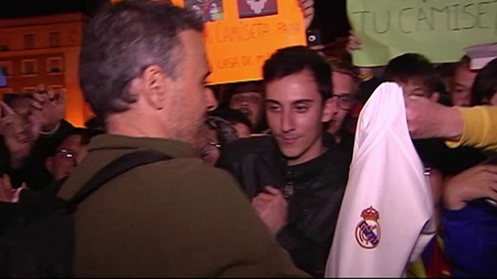 Luis Enrique firma a todos en Mestalla, incluida una camiseta del Real Madrid