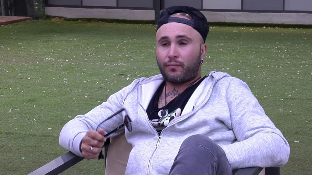 Kiko Rivera le cuenta a sus compañeros cómo es su relación con Raquel Bollo