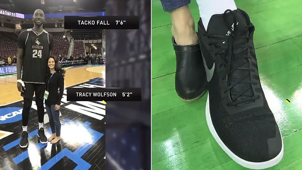 Tacko Fall (2,29 metros) y su foto con una periodista (1 