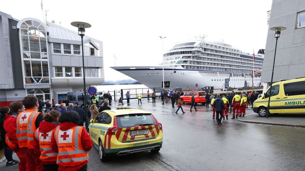 El crucero noruego Viking Sky llega al puerto de Molde con casi 900 pasajeros a bordo