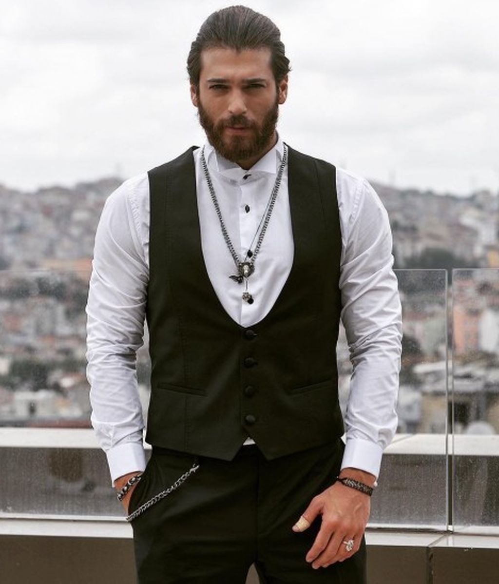 Can-Yaman-in-a-traditional-Black-Sea-cloth
