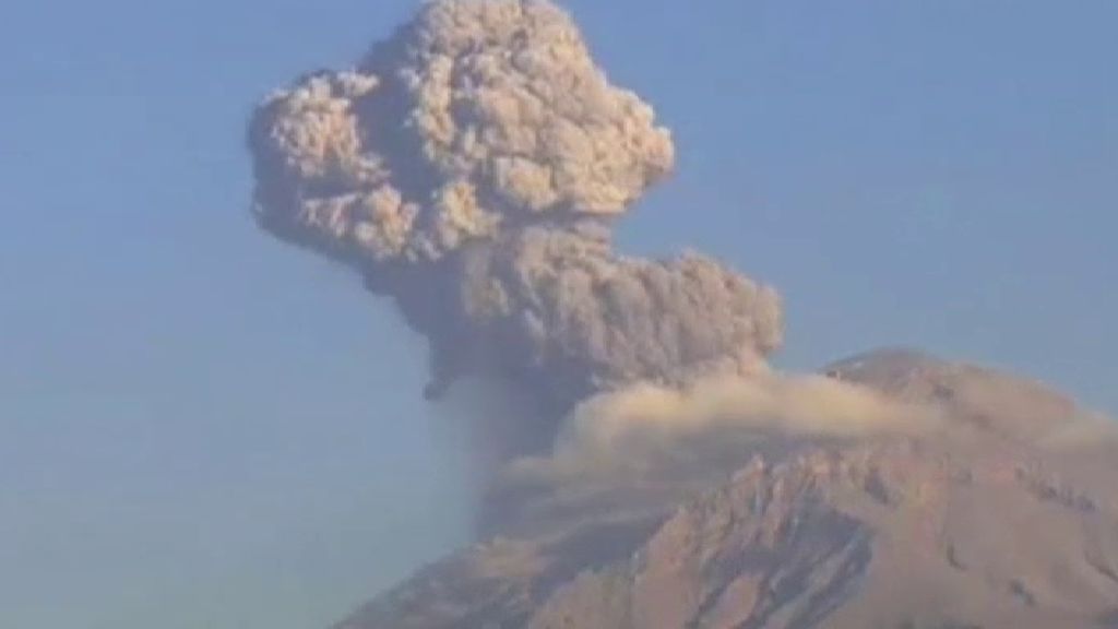 El volcán Popocatépetl entra en erupción y deja una impresionante columna de humo en México