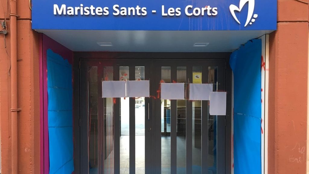 La fachada del colegio de Los Maristas aparece con múltiples pintadas