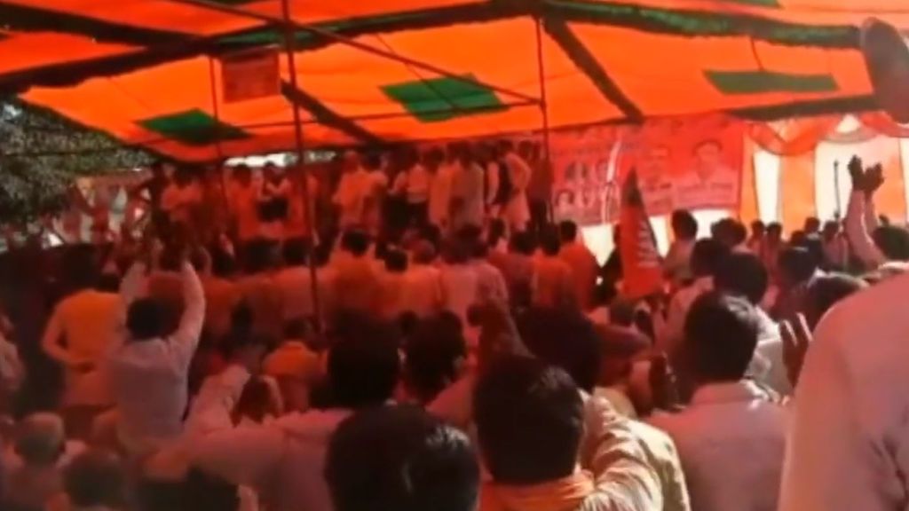 Se viene abajo la tarima durante un mitin político en India Se viene abajo la tarima durante un mitin político en India