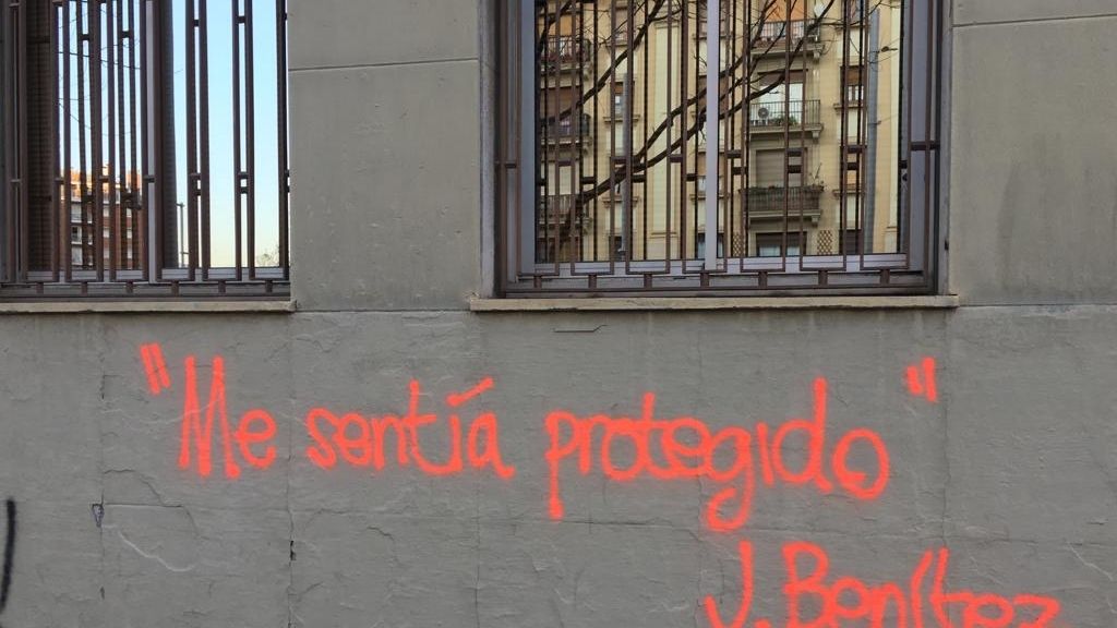 La fachada del colegio de Los Maristas aparece con múltiples pintadas