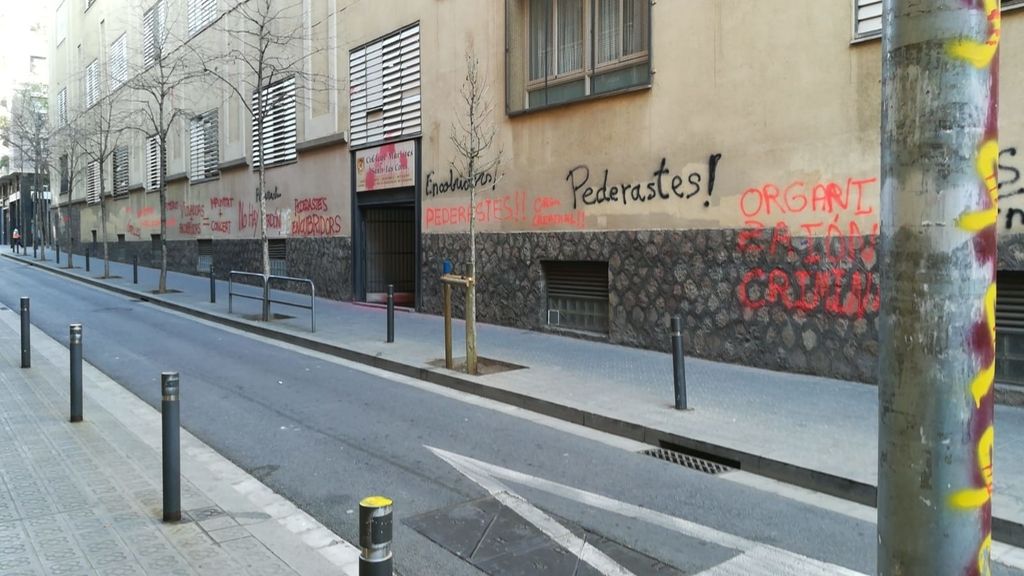 La fachada del colegio de Los Maristas aparece con múltiples pintadas
