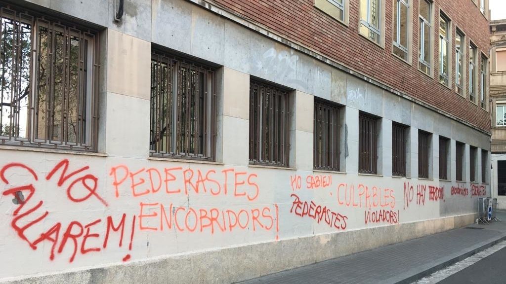 La fachada del colegio de Los Maristas aparece con múltiples pintadas