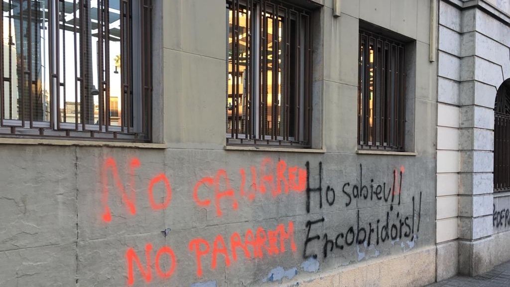 La fachada del colegio de Los Maristas aparece con múltiples pintadas