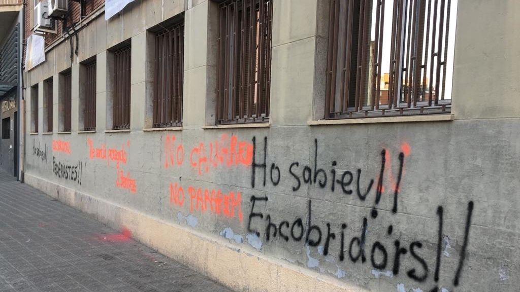 La fachada del colegio de Los Maristas aparece con múltiples pintadas