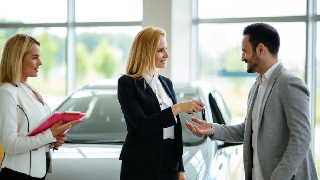 ¿Es mejor comprar un vehículo o hacer renting?