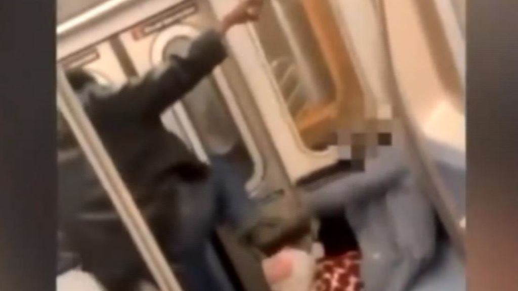 Detenido por propinarle una brutal paliza a una anciana en el metro de Nueva York