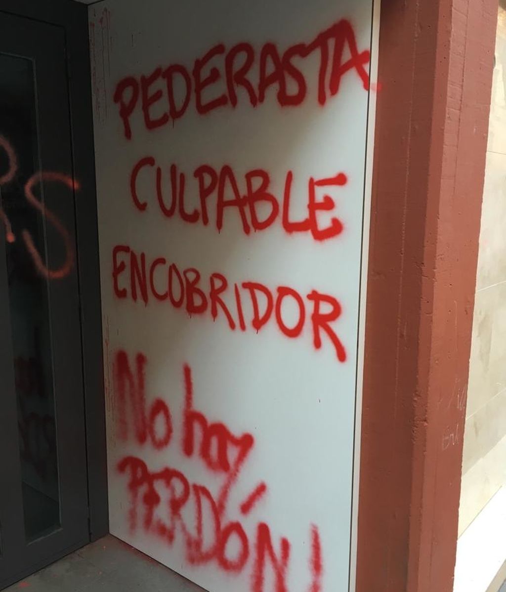 La fachada del colegio de Los Maristas aparece con múltiples pintadas