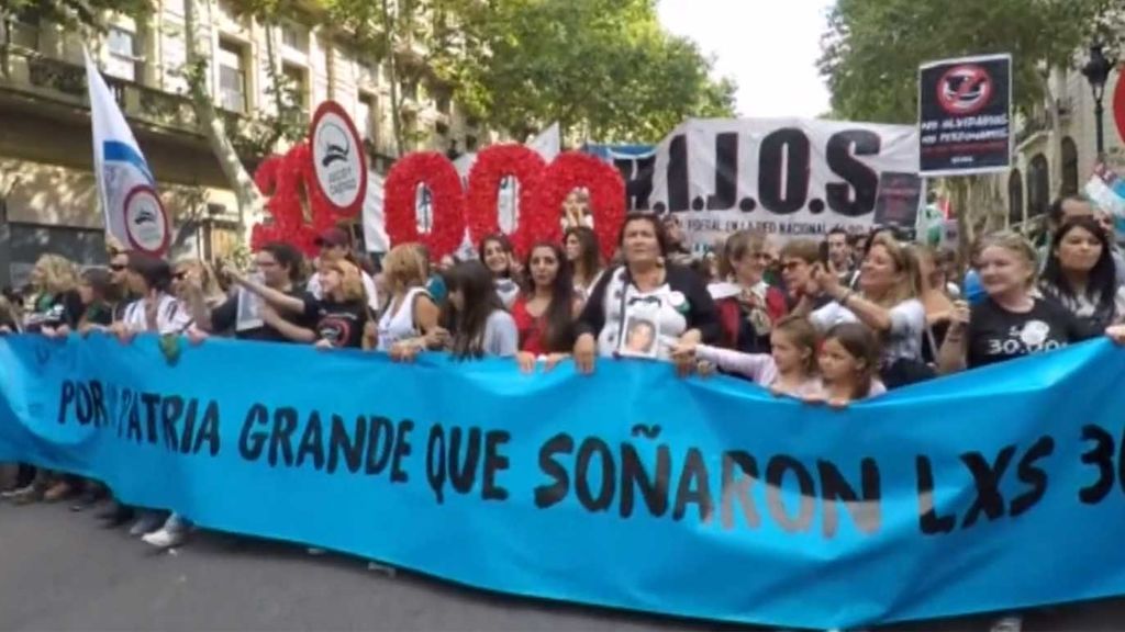 Multitudinaria manifestación en Buenos Aires en recuerdo de los 30.000 desaparecidos de la dictadura