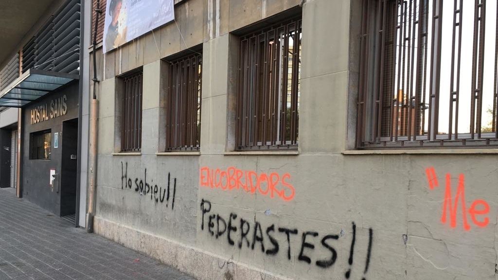 La fachada del colegio de Los Maristas aparece con múltiples pintadas