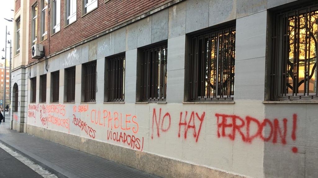 La fachada del colegio de Los Maristas aparece con múltiples pintadas
