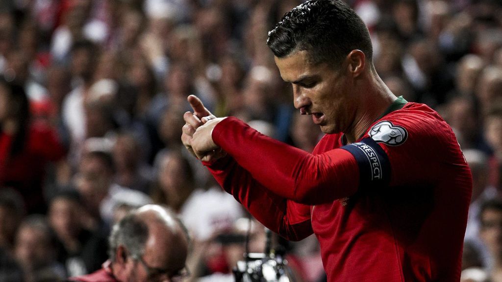 Cristiano Ronaldo se rompe en una carrera y pide el cambio con cara de mucha preocupación