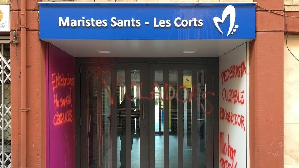 La fachada del colegio de Los Maristas aparece con múltiples pintadas