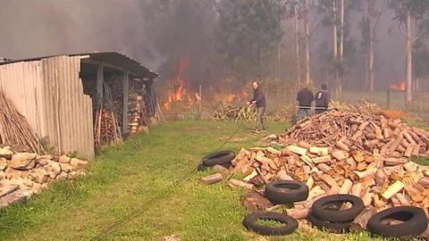 La solidaridad de los vecinos de Burés evita que se quemen las casas