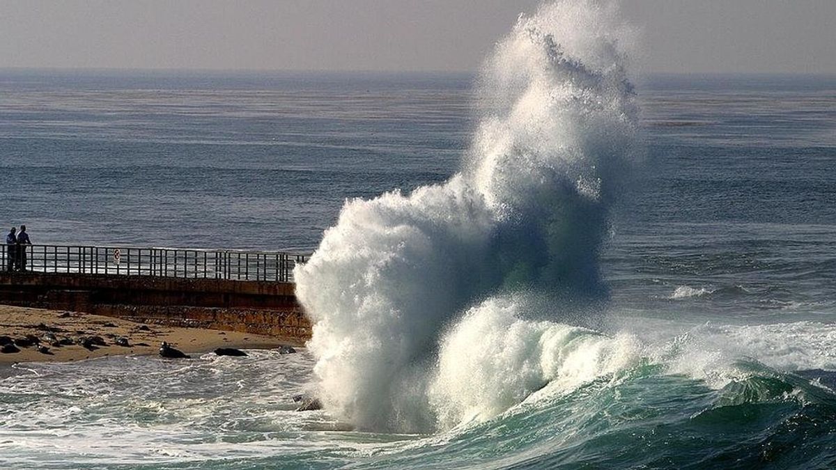 Todas las costas de España, con avisos naranjas por olas de hasta 5 metros