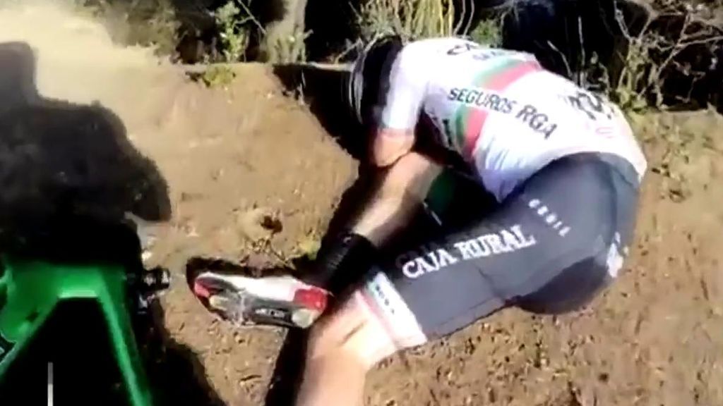 El lamentable momento en el que un aficionado se ríe de la caída de un ciclista en vez de socorrerle