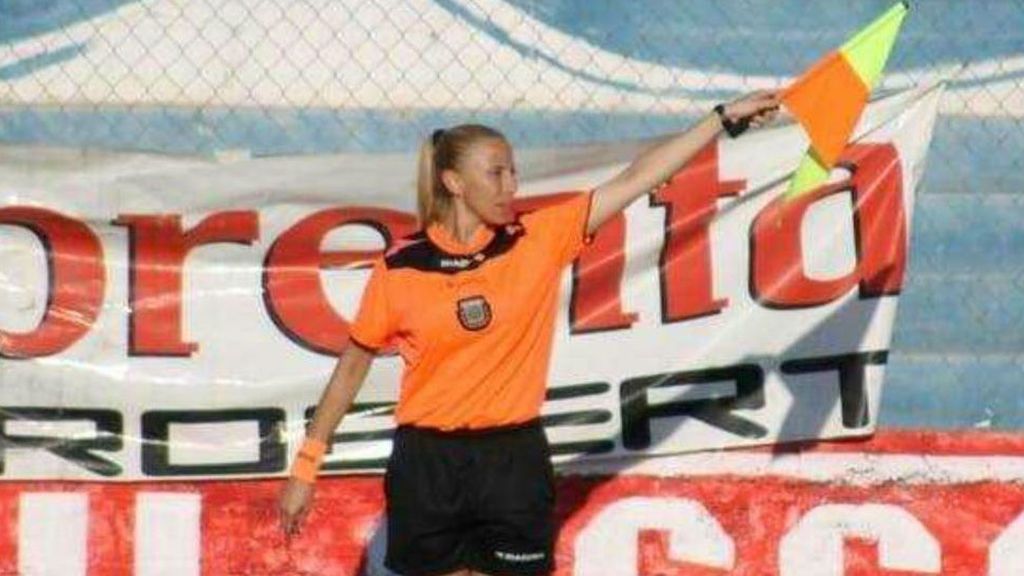 Agreden a una árbitra con agua hirviendo en mitad de un partido de fútbol en Argentina Agreden a una árbitra con agua hirviendo en mitad de un partido de fútbol en Argentina