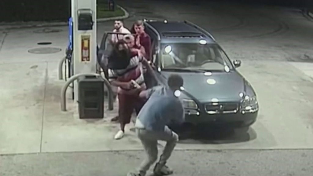Dos delincuentes improvisan un atraco en una gasolinera y las cosas les salen torcidas