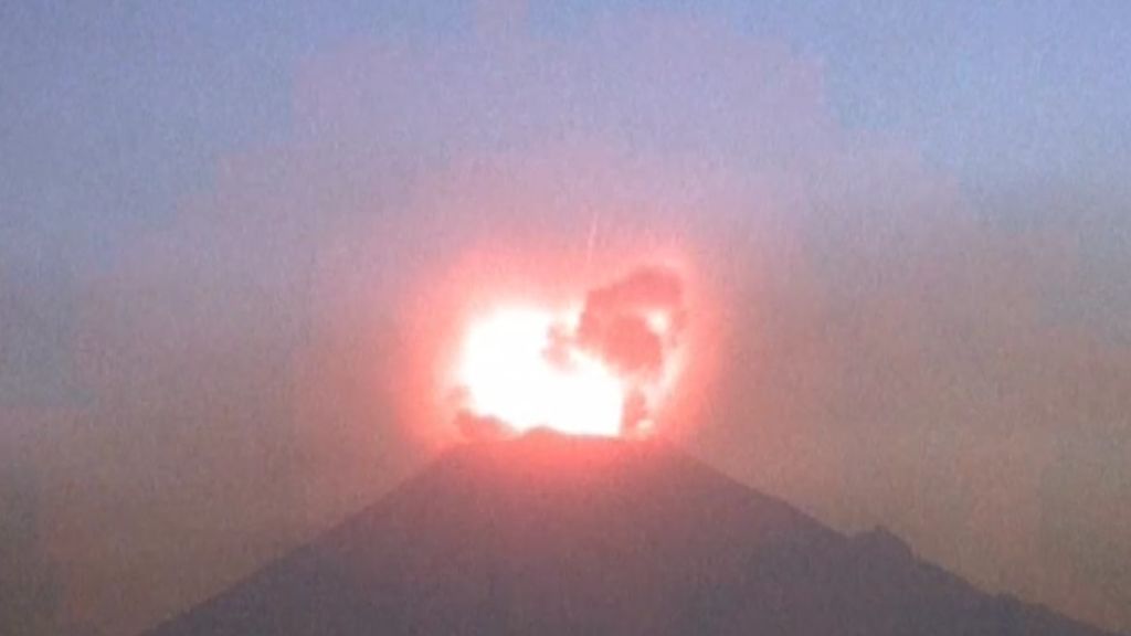 El volcán Popocatépetl vuelve a sacudir México con una nueva explosión