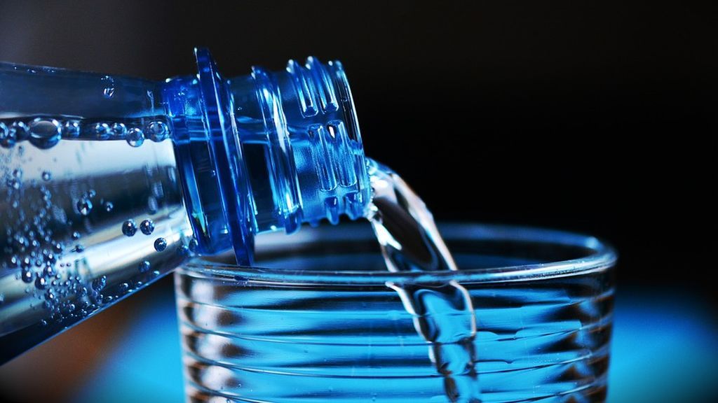 Un hombre vierte droga en el agua de sus compañeros de trabajo porque estaban "tensos" Un hombre vierte droga en el agua de sus compañeros de trabajo porque estaban "tensos"