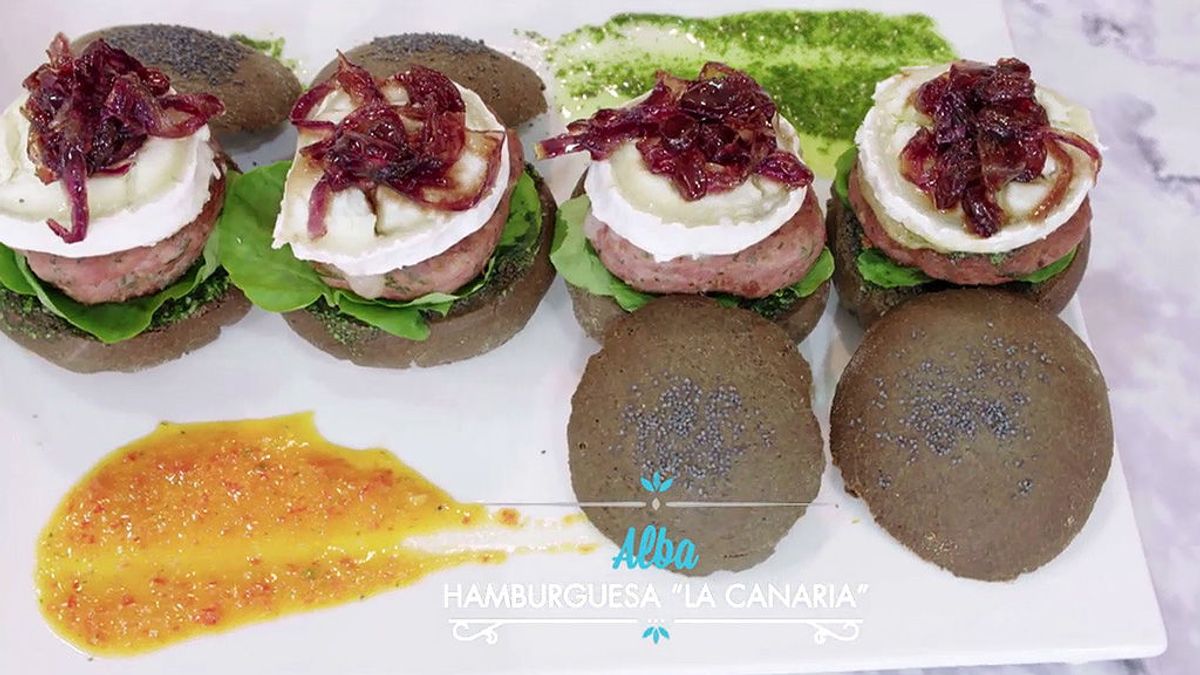 Aprende a hacer las hamburguesas canarias de Alba: pan negro con tinta de calamar, uvas y licor de plátano