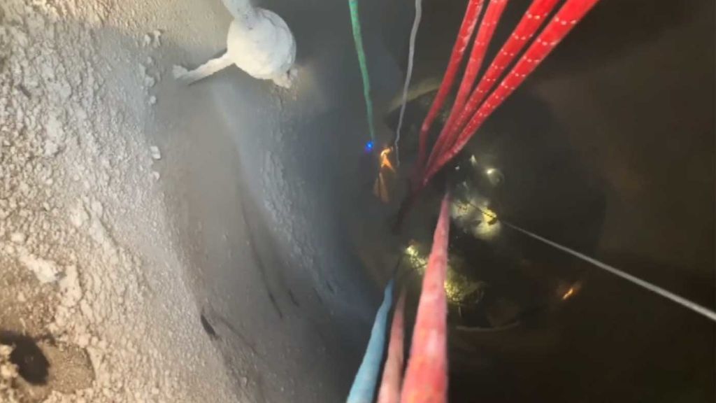 Rescatan a un obrero enterrado en un silo bajo kilos de grava
