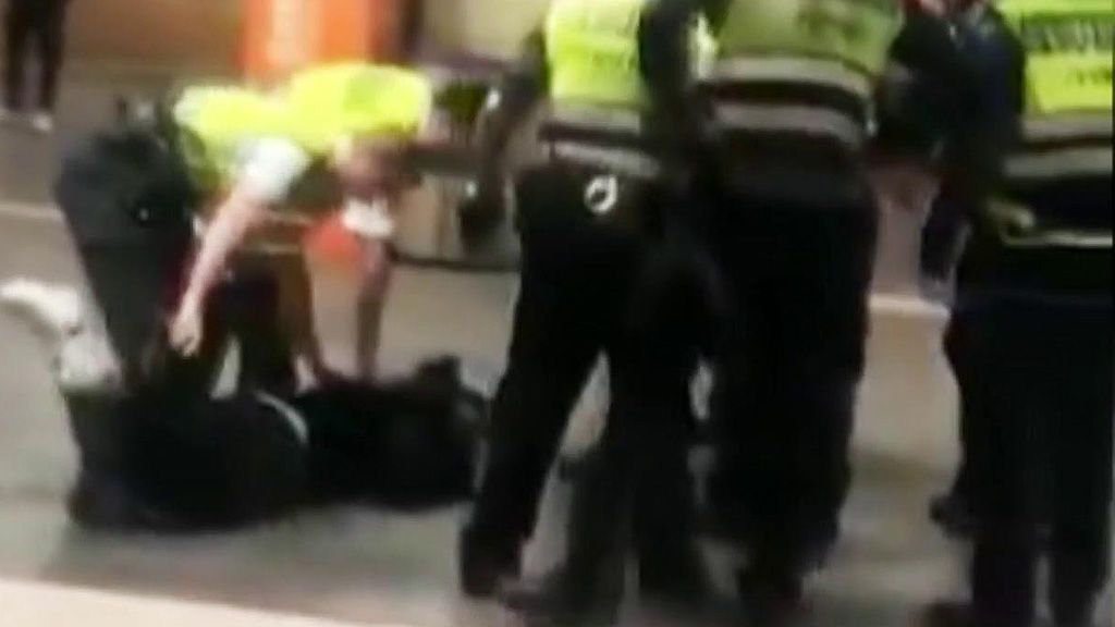 Nueve agentes de seguridad agreden un joven magrebí que se coló en un tren en Barcelona